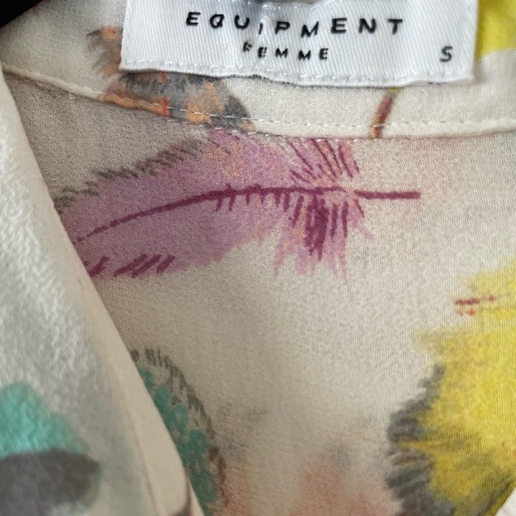 Sold out: Equipment Daddy Button Blouse Feather Print - Picture 7 of 7